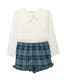 Conjunto Pantalón niña cuadros verde invierno blusa cruda textura labrada cuello volante detalle elegante en fondo blanco