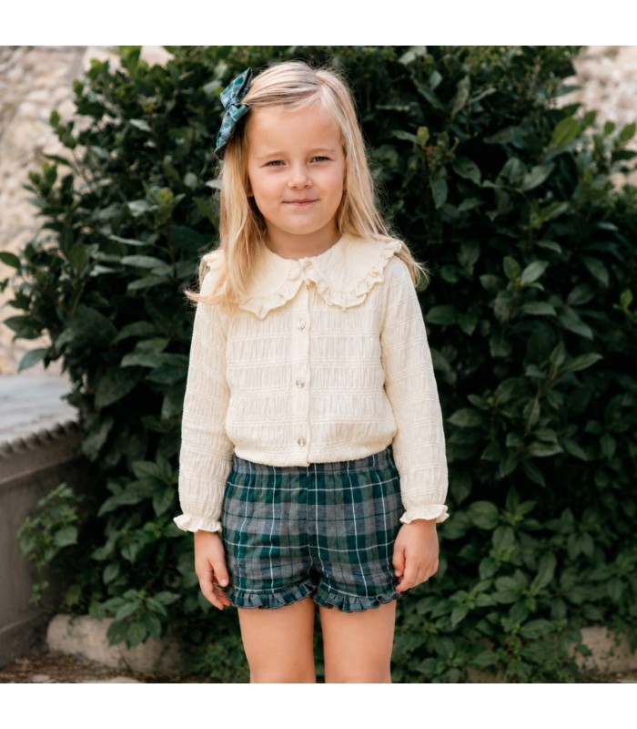 Niña con eñ conjunto pantalón niña cuadros verde invierno blusa cruda textura labrada cuello volante detalle elegante