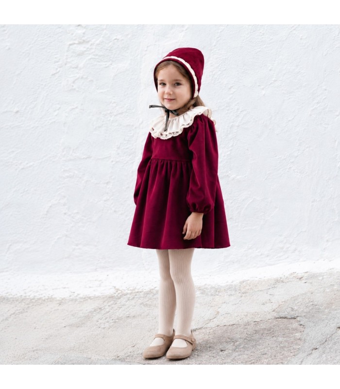 Niña con el vestido niña granate con cuello blanco de puntilla manga larga tejido suave elegante invierno