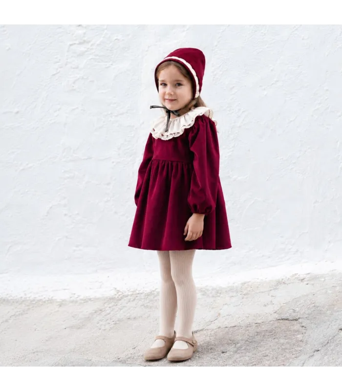 Niña con el vestido niña granate con cuello blanco de puntilla manga larga tejido suave elegante invierno