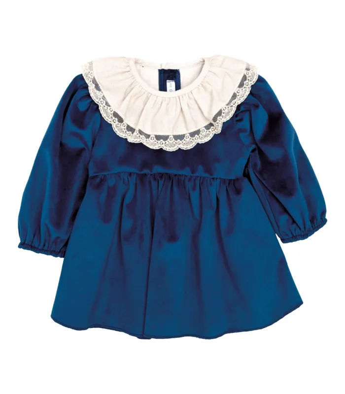 Vestido niña azul marino con cuello blanco de puntilla manga larga tejido suave elegante invierno en fondo blanco