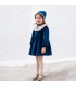Niña con el vestido niña azul marino con cuello blanco de puntilla manga larga tejido suave elegante invierno