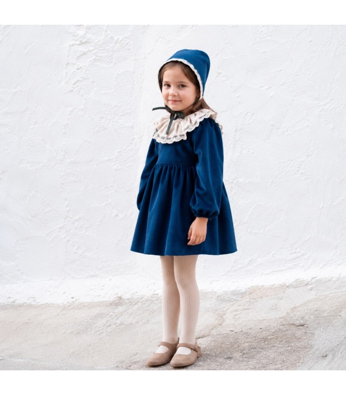 Niña con el vestido niña azul marino con cuello blanco de puntilla manga larga tejido suave elegante invierno