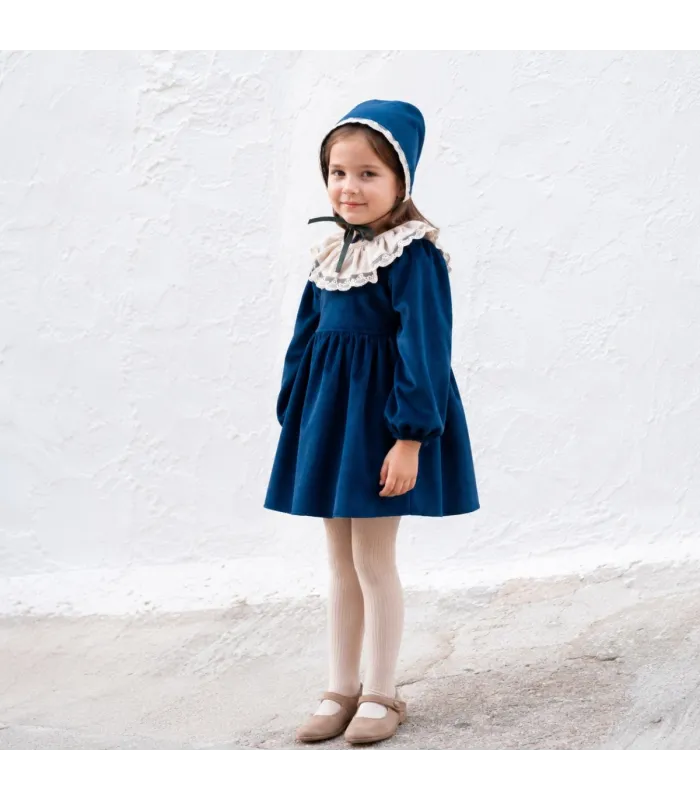 Niña con el vestido niña azul marino con cuello blanco de puntilla manga larga tejido suave elegante invierno
