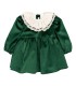 Vestido niña verde bosque con cuello blanco de puntilla manga larga tejido suave elegante invierno en fondo blanco