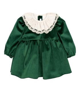 Vestido niña verde bosque con cuello blanco de puntilla manga larga tejido suave elegante invierno en fondo blanco