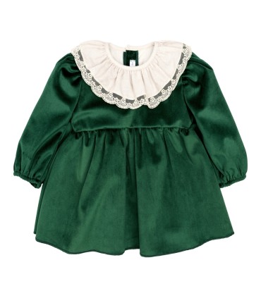 Vestido niña verde bosque con cuello blanco de puntilla manga larga tejido suave elegante invierno en fondo blanco