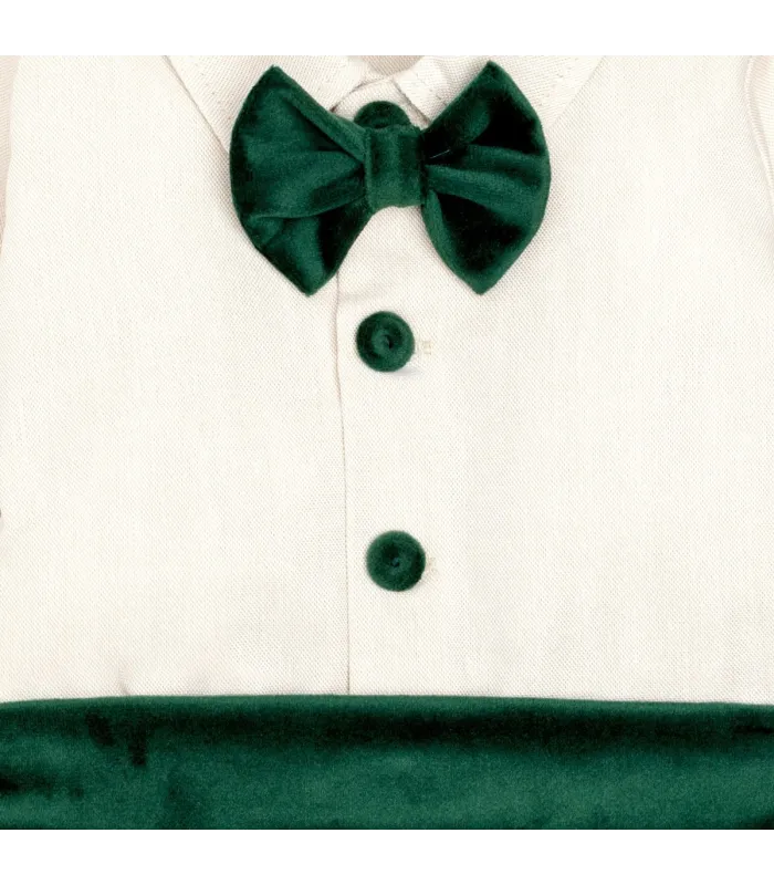 Foto detalle del conjunto pololo bebé verde elegante con camisa blanca pajarita y pantalón corto tejido suave invierno
