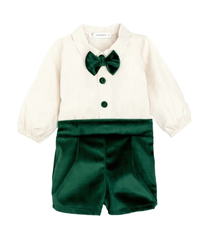 Conjunto Pololo bebé verde elegante con camisa blanca pajarita y pantalón corto tejido suave invierno en fondo blanco