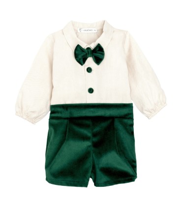 Conjunto Pololo bebé verde elegante con camisa blanca pajarita y pantalón corto tejido suave invierno en fondo blanco