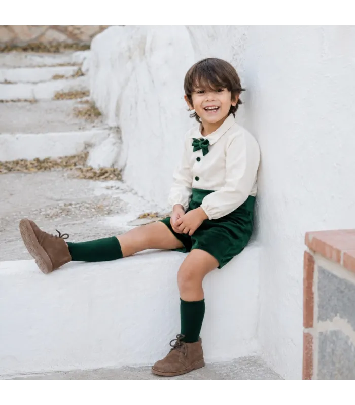 Niño con el conjunto pololo bebé verde elegante con camisa blanca pajarita y pantalón corto tejido suave invierno
