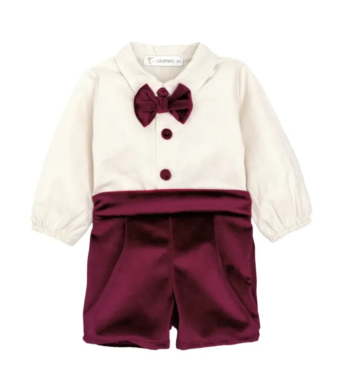 Conjunto Pololo bebé granate elegante con camisa blanca pajarita y pantalón corto tejido suave invierno en fondo blanco