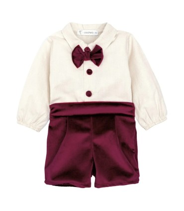Conjunto Pololo bebé granate elegante con camisa blanca pajarita y pantalón corto tejido suave invierno en fondo blanco