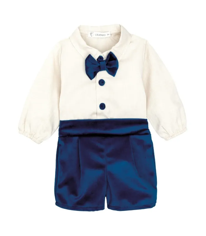 Conjunto Pololo bebé azul marino elegante con camisa blanca pajarita y pantalón corto tejido suave invierno en fondo blanco