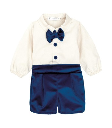 Conjunto Pololo bebé azul marino elegante con camisa blanca pajarita y pantalón corto tejido suave invierno en fondo blanco