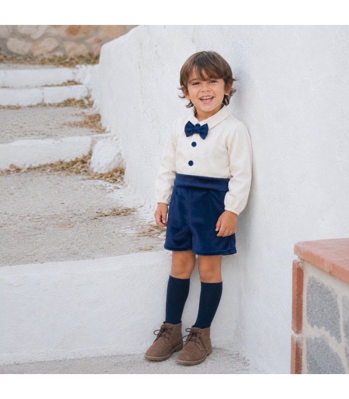 Niño con el conjunto pololo bebé azul marino elegante con camisa blanca pajarita y pantalón corto tejido suave invierno