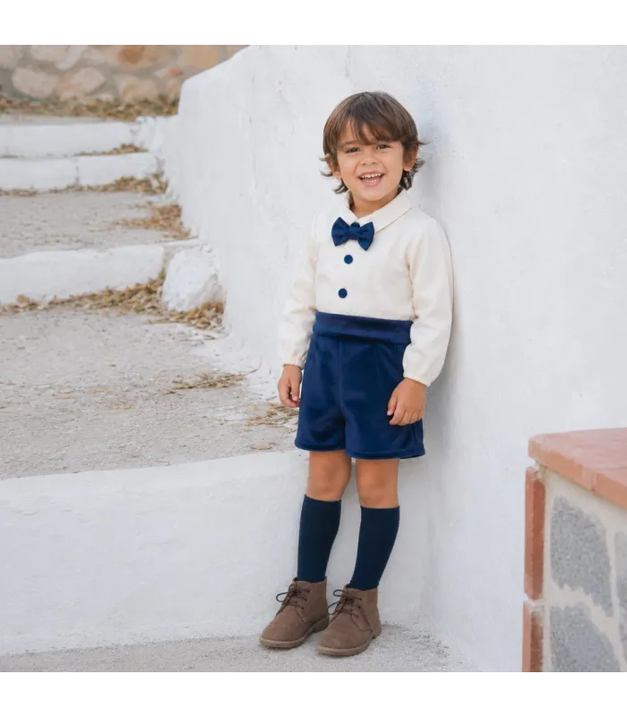 Niño con el conjunto pololo bebé azul marino elegante con camisa blanca pajarita y pantalón corto tejido suave invierno