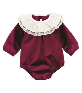 Pelele bebé granate elegante con cuello blanco de puntilla manga larga tejido suave invierno en fondo blanco
