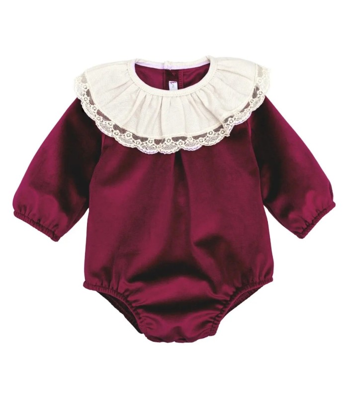 Pelele bebé granate elegante con cuello blanco de puntilla manga larga tejido suave invierno en fondo blanco