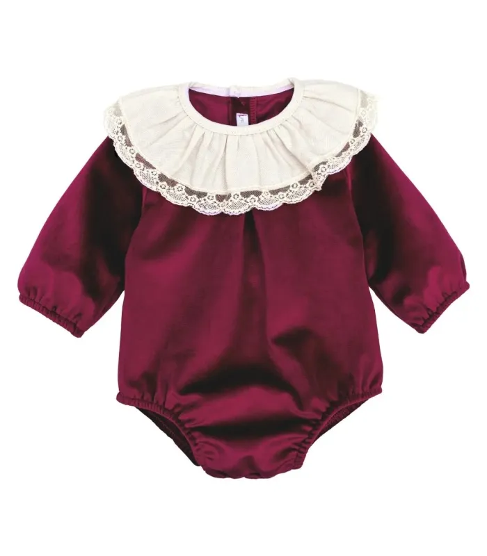Pelele bebé granate elegante con cuello blanco de puntilla manga larga tejido suave invierno en fondo blanco