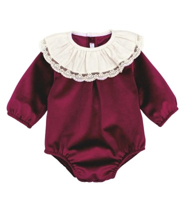 Pelele bebé granate elegante con cuello blanco de puntilla manga larga tejido suave invierno en fondo blanco