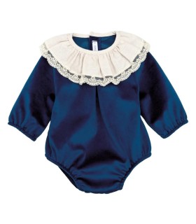 Pelele bebé azul marino con cuello blanco de puntilla manga larga tejido suave elegante invierno en fondo blanco