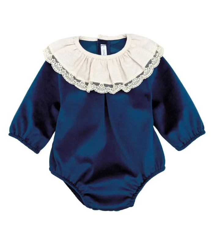 Pelele bebé azul marino con cuello blanco de puntilla manga larga tejido suave elegante invierno en fondo blanco