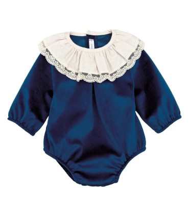 Pelele bebé azul marino con cuello blanco de puntilla manga larga tejido suave elegante invierno en fondo blanco
