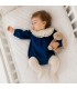 Bebé con el pelele bebé azul marino con cuello blanco de puntilla manga larga tejido suave elegante invierno