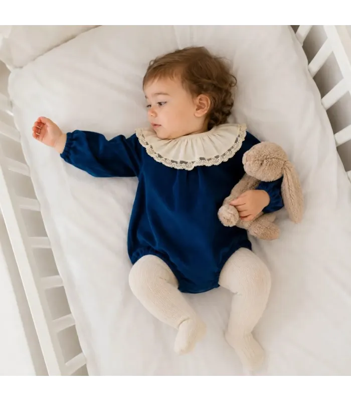 Bebé con el pelele bebé azul marino con cuello blanco de puntilla manga larga tejido suave elegante invierno