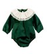 Pelele bebé verde bosque con cuello blanco de puntilla manga larga tejido suave elegante invierno en fondo blanco