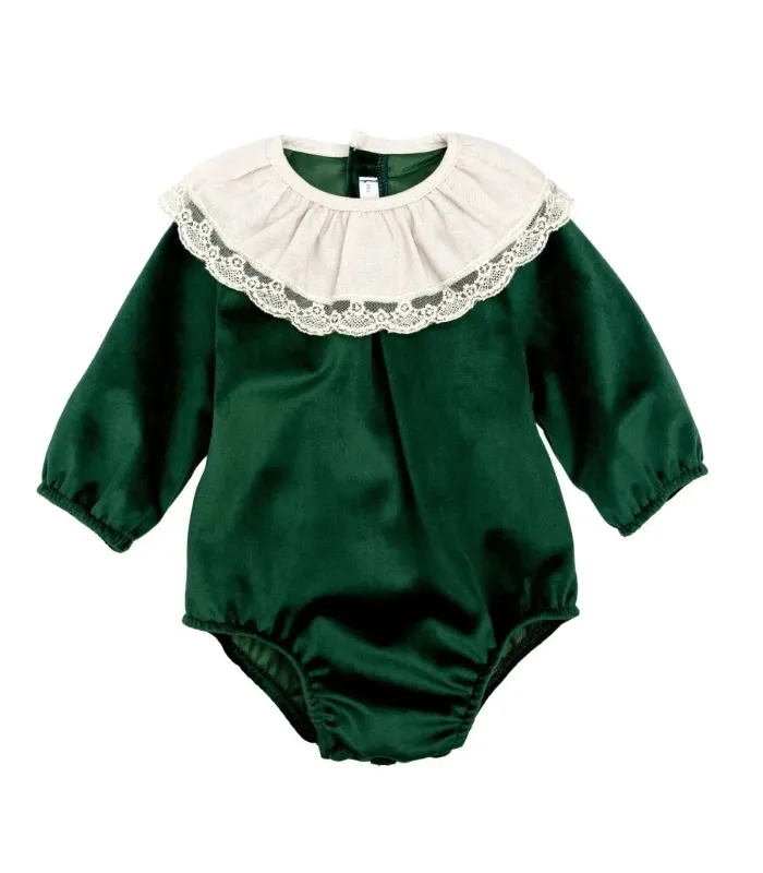 Pelele bebé verde bosque con cuello blanco de puntilla manga larga tejido suave elegante invierno en fondo blanco