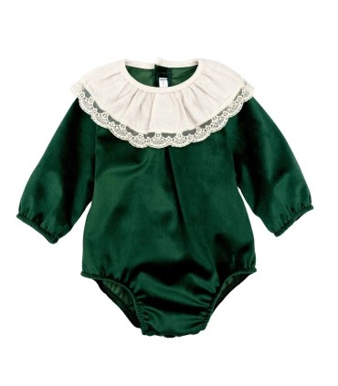 Pelele bebé verde bosque con cuello blanco de puntilla manga larga tejido suave elegante invierno en fondo blanco