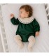Bebé con el pelele bebé verde bosque con cuello blanco de puntilla manga larga tejido suave elegante invierno