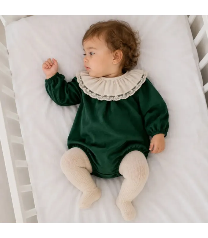 Bebé con el pelele bebé verde bosque con cuello blanco de puntilla manga larga tejido suave elegante invierno