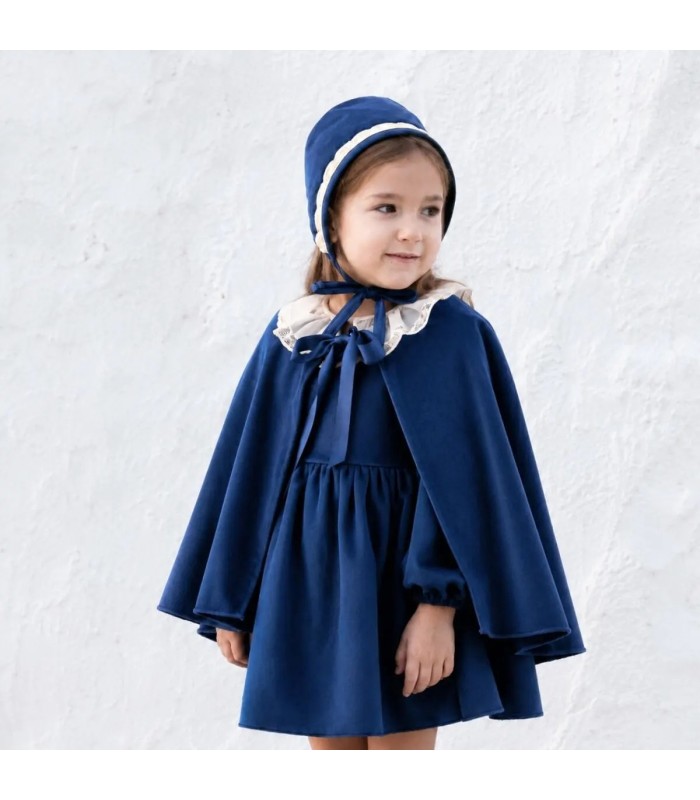 Niña con la capa niña azul marino con lazo frontal tejido suave elegante abrigo ligero invierno