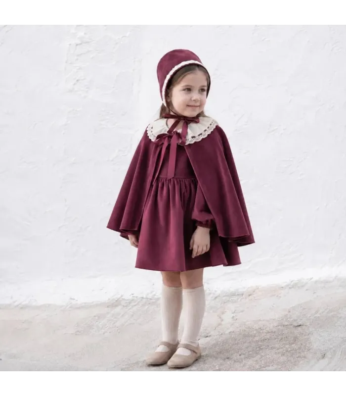 Niña con la capa niña granate con lazo frontal tejido suave elegante abrigo ligero invierno