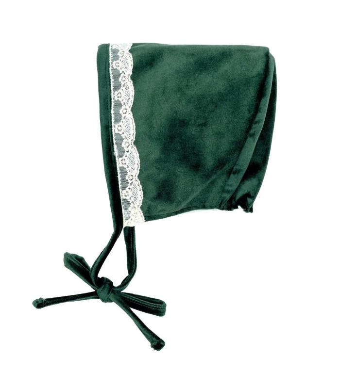Capota bebé verde bosque con puntilla lateral tejido suave elegante invierno ajuste cómodo en fondo blanco