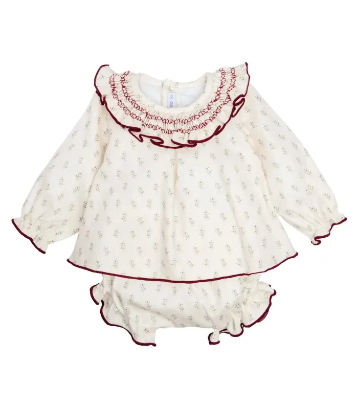 Conjunto Pololo bebé crudo algodón estampado bordado cuello volante detalle en fondo blanco