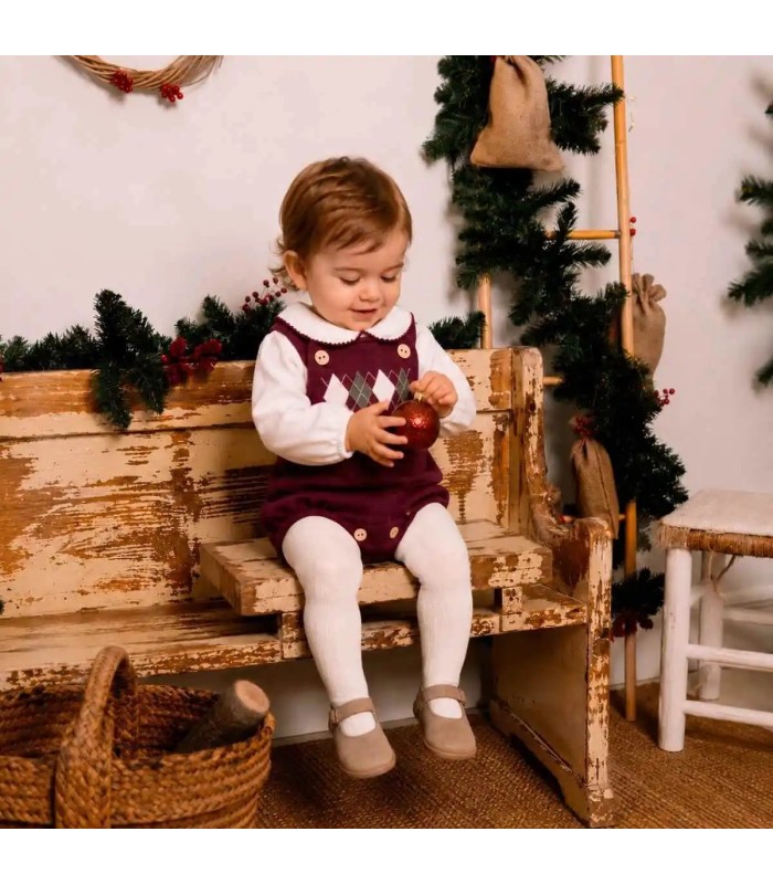 Niño con el conjunto peto bebé granate punto rombos camisa blanca tirantes botones