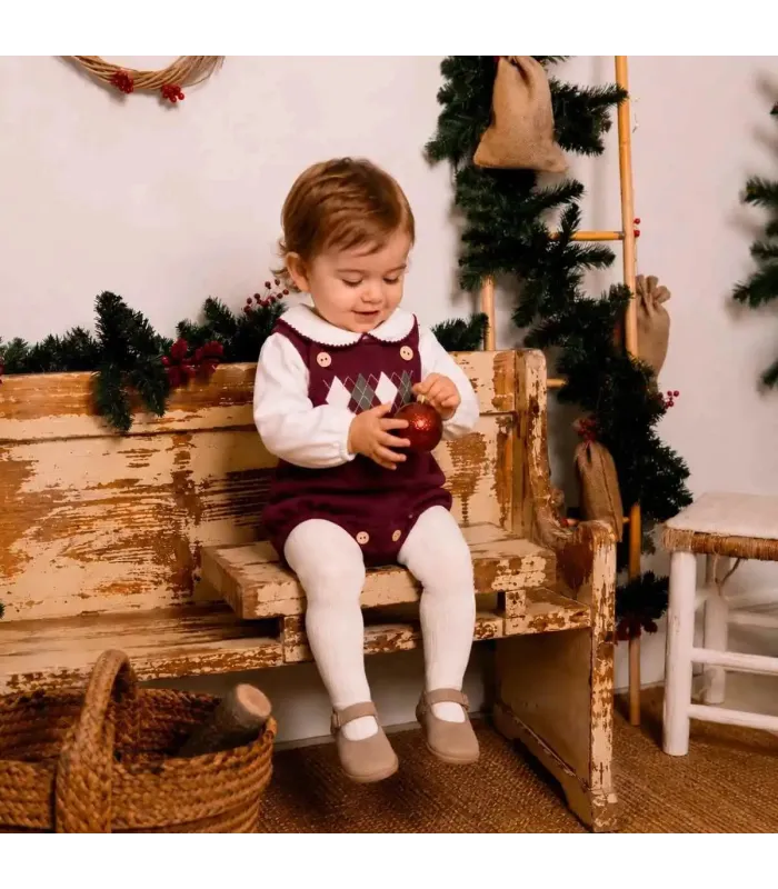 Niño con el conjunto peto bebé granate punto rombos camisa blanca tirantes botones