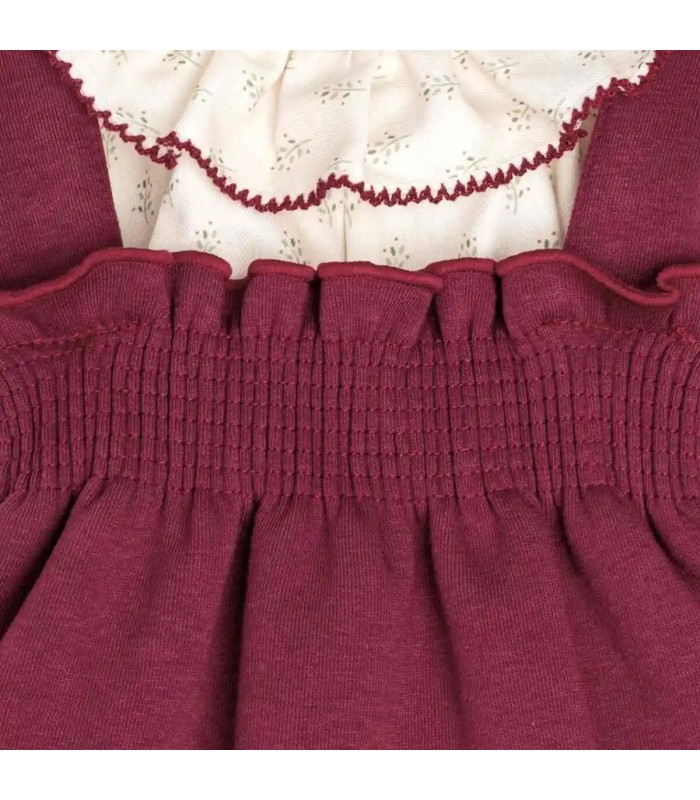 Detalle del jesusito bebé granate algodón vestido tirantes blusa estampada volante detalle