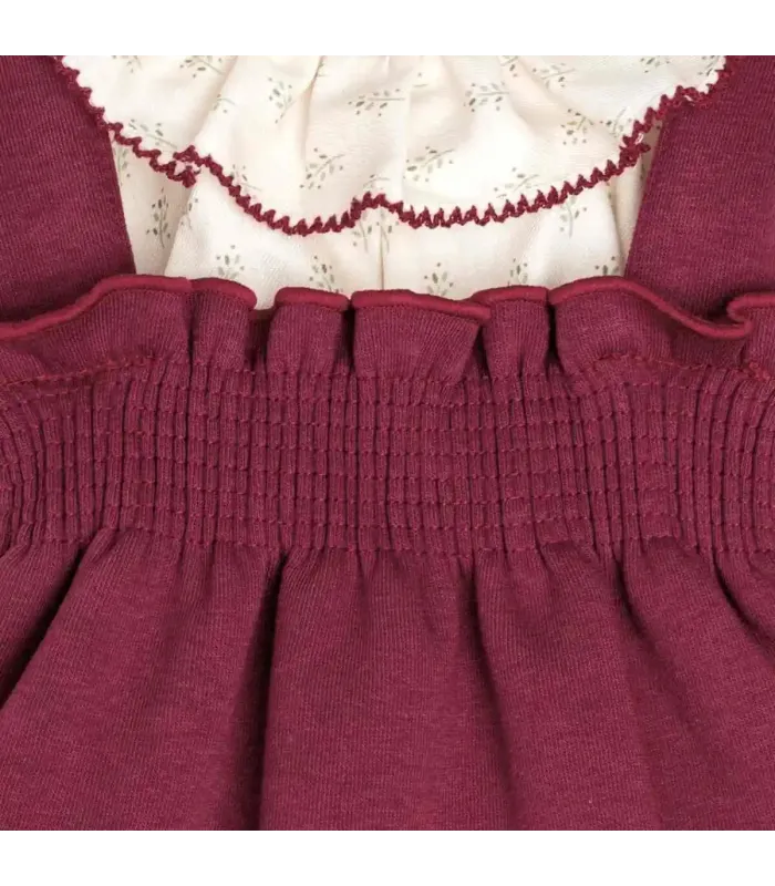 Detalle del jesusito bebé granate algodón vestido tirantes blusa estampada volante detalle