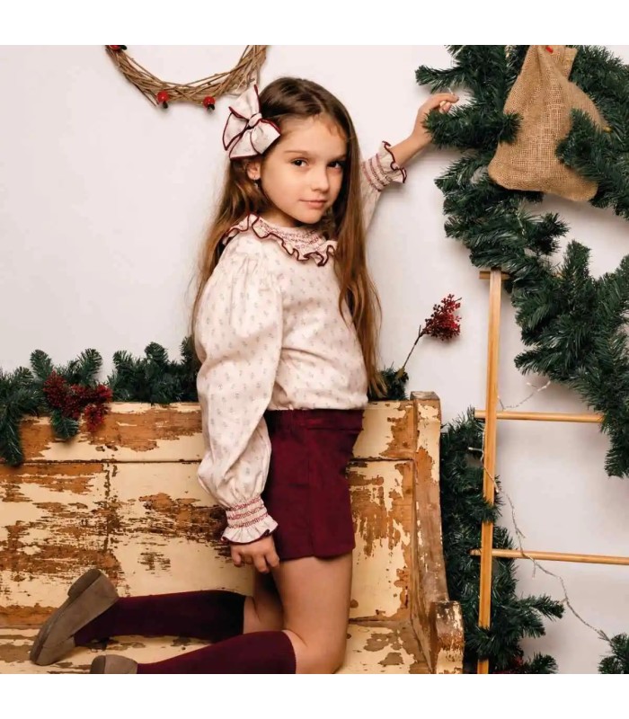 Niña con conjunto niña granate falda pantalón algodón blusa estampada volante detalle