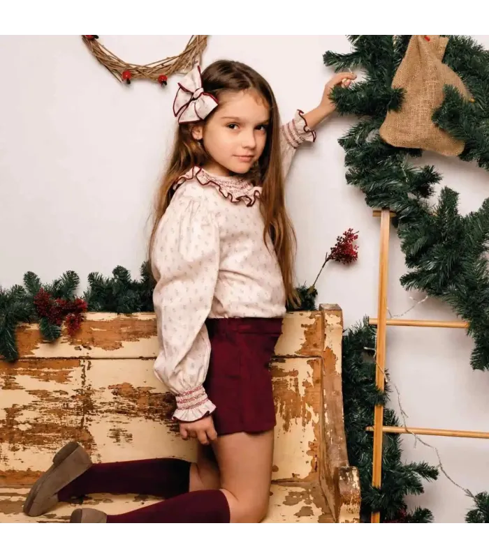 Niña con conjunto niña granate falda pantalón algodón blusa estampada volante detalle