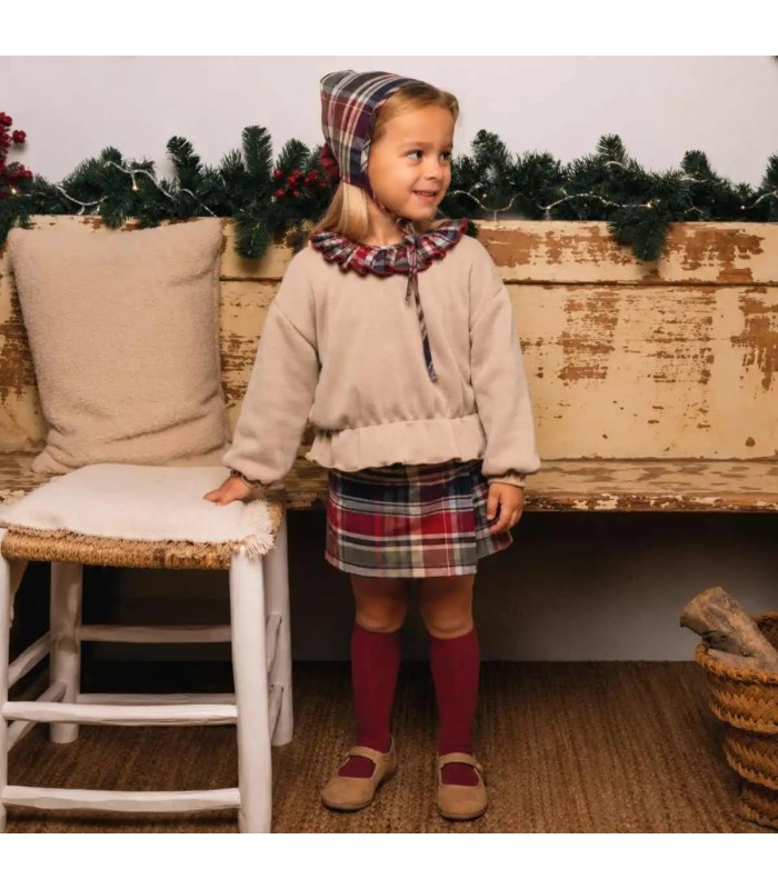 Niña con el conjunto niña granate cuadros falda pantalón sudadera beige volante cuello detalle invierno