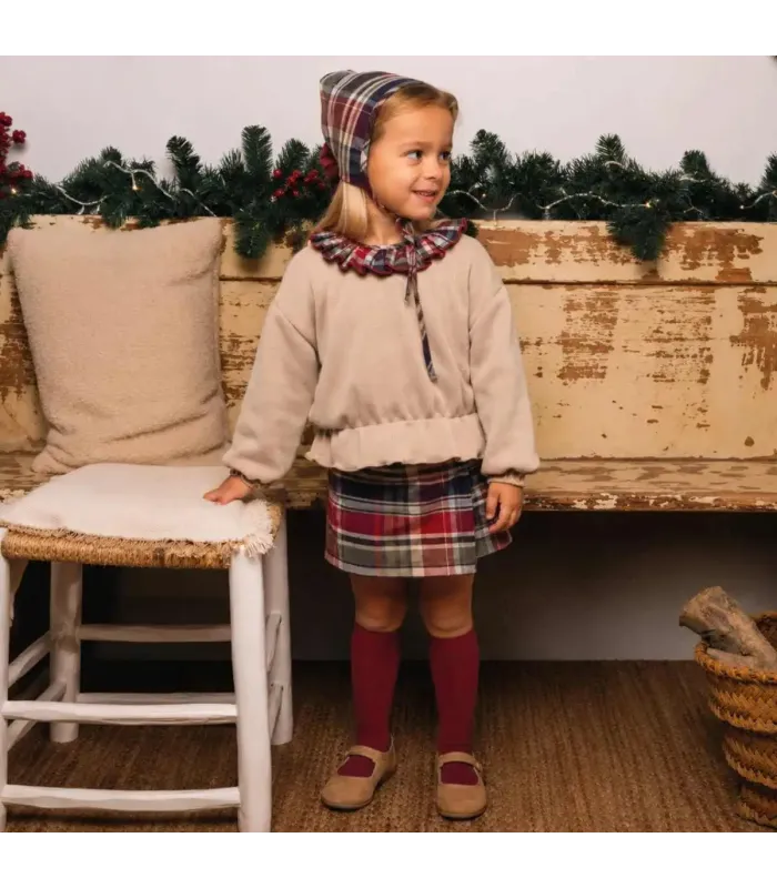 Niña con el conjunto niña granate cuadros falda pantalón sudadera beige volante cuello detalle invierno