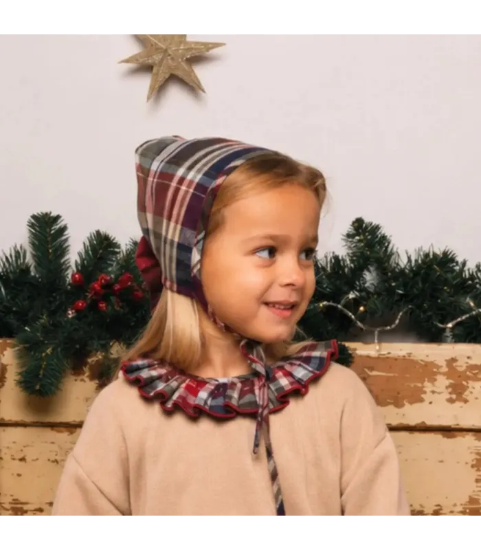 Niña con el capota bebé granate cuadros algodón lazos laterales detalle clásico invierno elegante