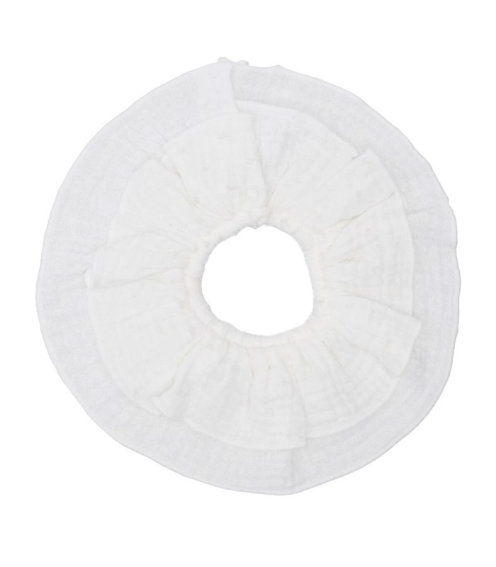 Babero Volante Bebé Natural algodón bambula forma circular fruncido elegante en fondo blanco