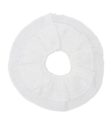 Babero Volante Bebé Natural algodón bambula forma circular fruncido elegante en fondo blanco